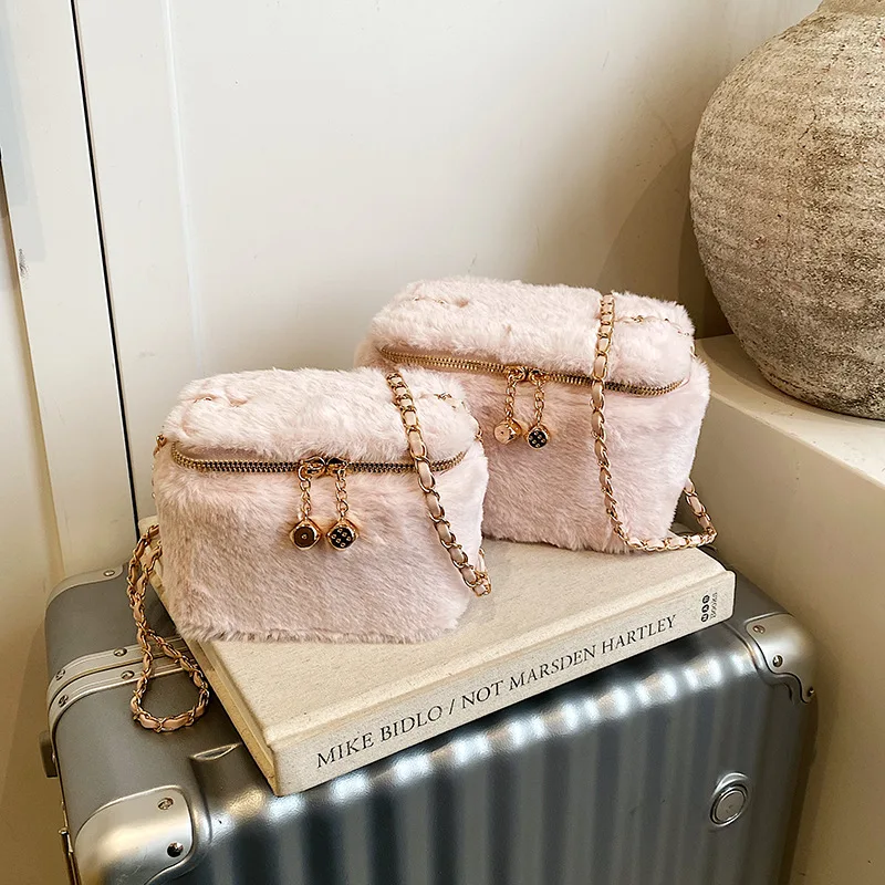 Bucket Bag Personalized One-shoulder Crossbody Bag Plush Chain Fashionable Comfortable Solid Simple All-matching Casual
Bucket Bag Personalized One-shoulder Crossbody Bag Plush Chain Fashionable Comfortable Solid Simple All-matching Casual