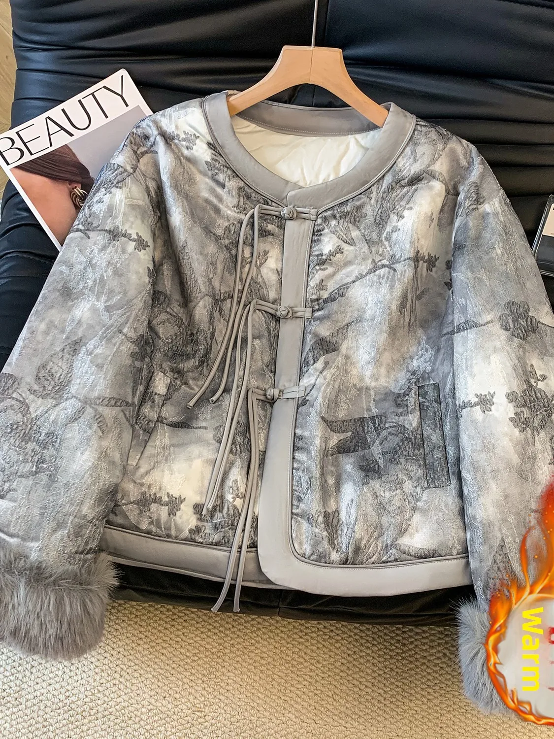 New Chinese Sle round Ne Cotton Jaet Women Winter Loose Thi Warm Embroidered Buttoned Cotton Coat Retro Commute
New Chinese Sle round Ne Cotton Jaet Women Winter Loose Thi Warm Embroidered Buttoned Cotton Coat Retro Commute