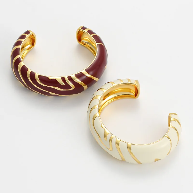 Wave patterned enamel bracelet for girls with high-end color blocking design, girlfriends light luxury style bracelet
Wave patterned enamel bracelet for girls with high-end color blocking design, girlfriends light luxury style bracelet