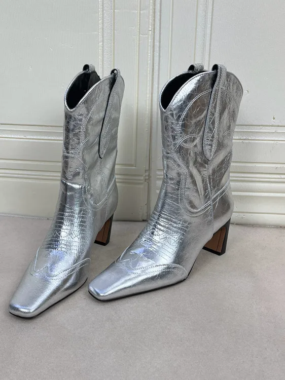 Женские модные ботинки на плоской подошве с квадратным носком в стиле вестерн, короткие сапоги-трубы, весенне-осенние, на высоком каблуке, из искусственной кожи
Женские модные ботинки на плоской подошве с квадратным носком в стиле вестерн, короткие сапоги-трубы, весенне-осенние, на высоком каблуке, из искусственной кожи