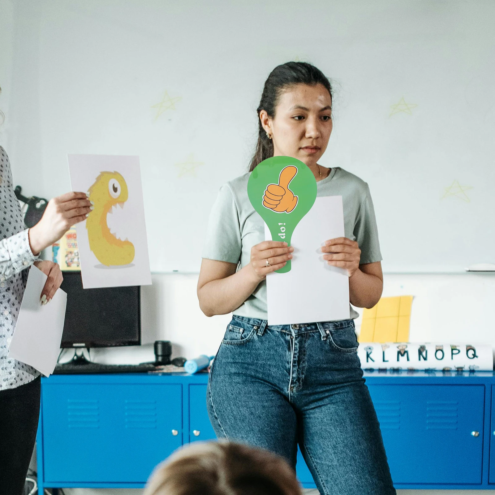 2 Pcs Hand Holding Sign Classroom Response Paddles Teaching Aids Bidding Plastic Decision-making Answer
2 Pcs Hand Holding Sign Classroom Response Paddles Teaching Aids Bidding Plastic Decision-making Answer