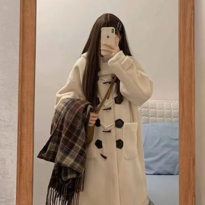 Тренч с капюшоном на пуговицах из коровьего рога, женский зимний новый предмет, плюшевая толстая свободная куртка средней длины в ленивом стиле
Тренч с капюшоном на пуговицах из коровьего рога, женский зимний новый предмет, плюшевая толстая свободная куртка средней длины в ленивом стиле