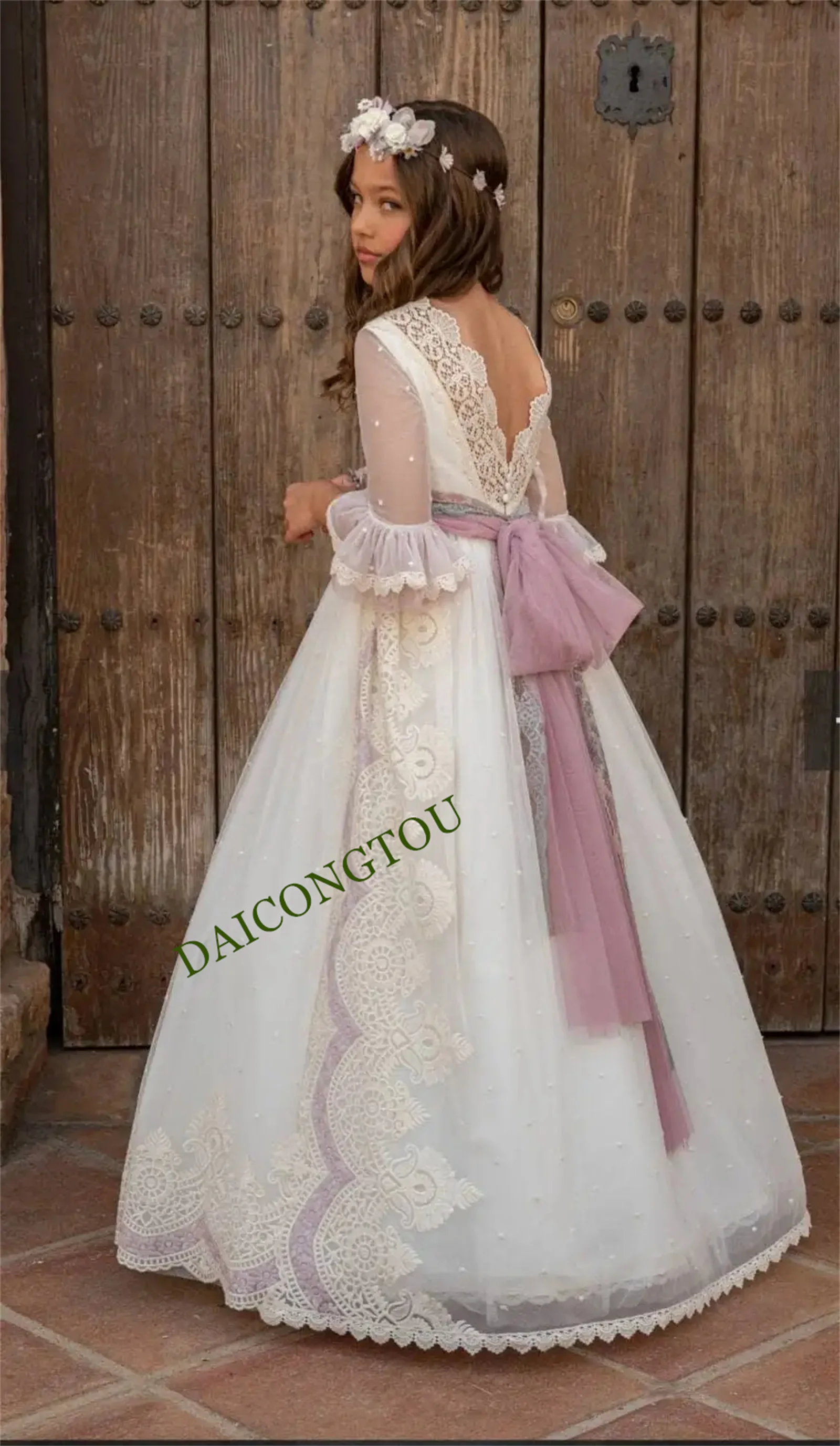 Customized Communion Dress Girl with Half Sleeved Long Steam Skirt Square Neckline Elegant Retro Pattern Embroidery Bow Minibrid
Customized Communion Dress Girl with Half Sleeved Long Steam Skirt Square Neckline Elegant Retro Pattern Embroidery Bow Minibrid