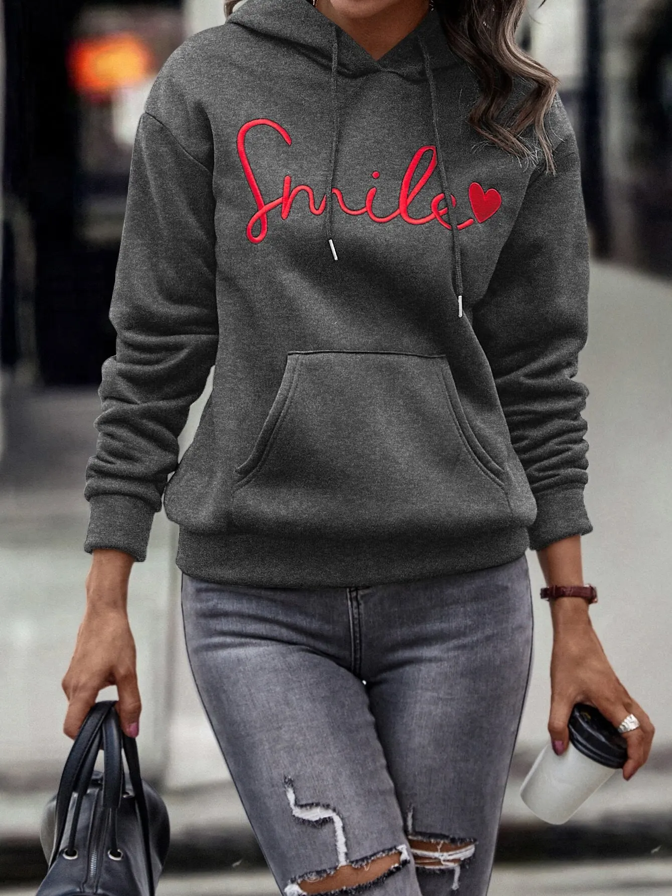 Женская серая толстовка с вышивкой в виде улыбающегося сердца, карманом-кенгуру и длинными рукавами с заниженной линией плеча
Женская серая толстовка с вышивкой в виде улыбающегося сердца, карманом-кенгуру и длинными рукавами с заниженной линией плеча