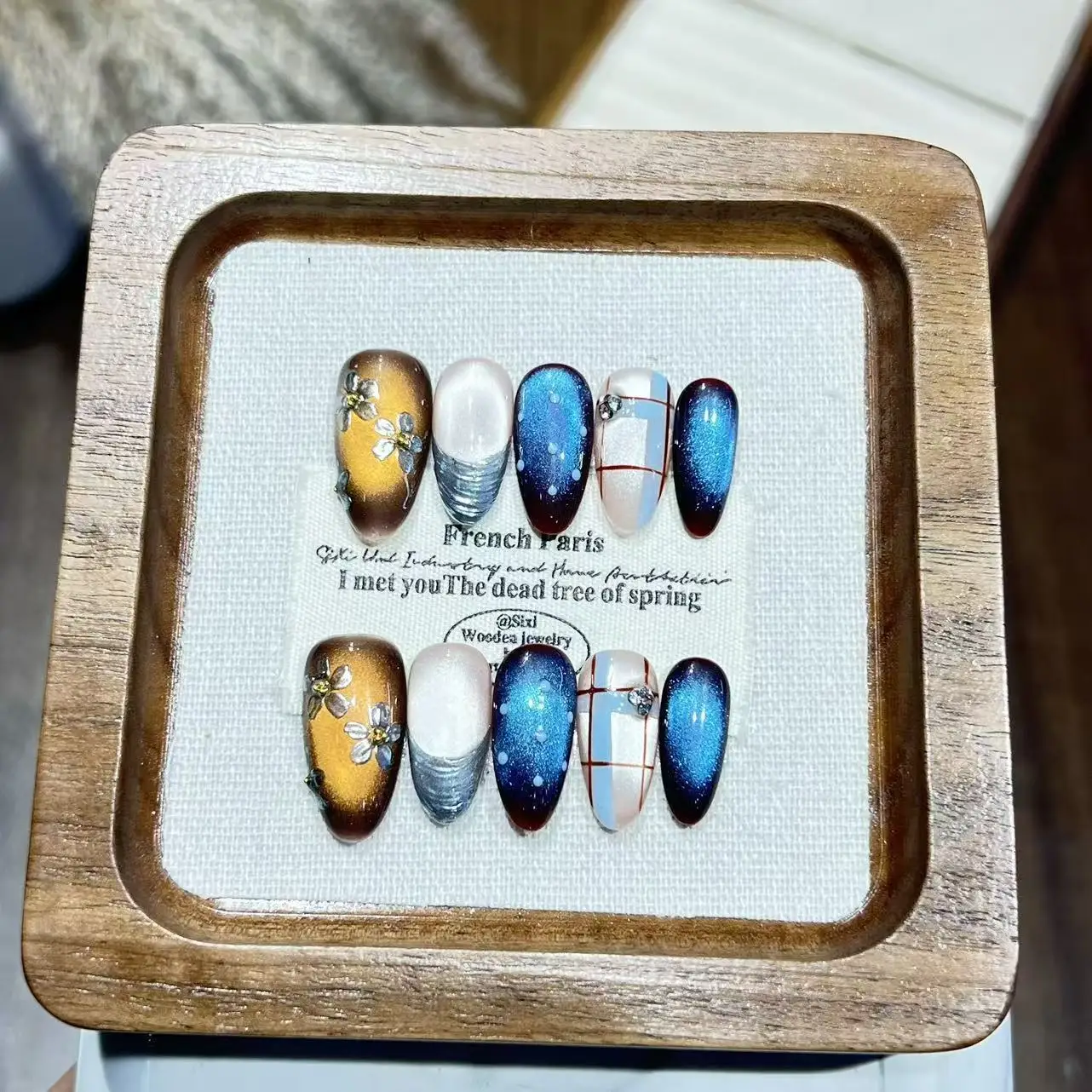 10PCS Almond Press on Nails Handmade Silver Flowers French False Nails Sweet Cool Blue Cat Eye Star Fake Nails Wearable Manicure
10PCS Almond Press on Nails Handmade Silver Flowers French False Nails Sweet Cool Blue Cat Eye Star Fake Nails Wearable Manicure