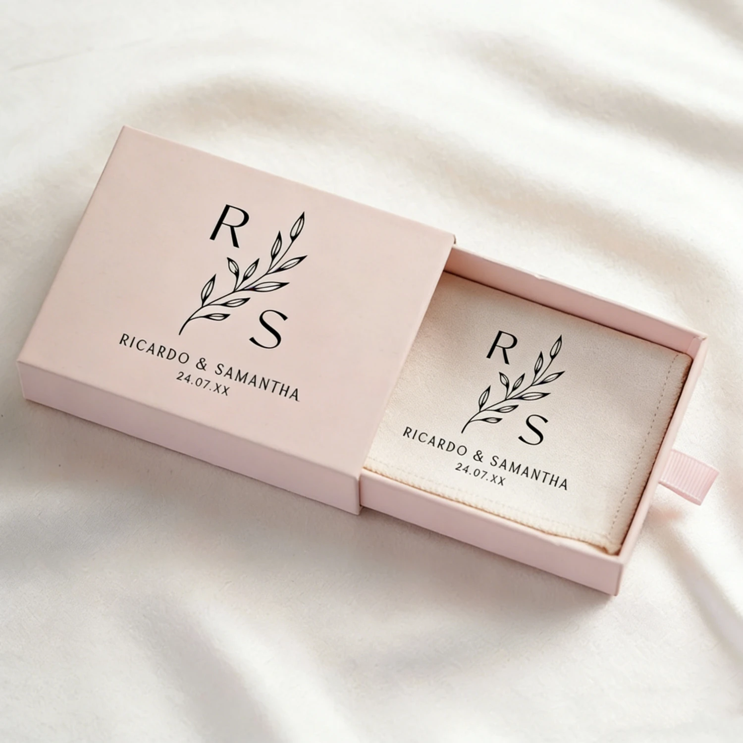 20pcs Personalized Jewelry Gift Set: Custom Logo Box & Suede Bag for Engagement & Anniversary
20pcs Personalized Jewelry Gift Set: Custom Logo Box & Suede Bag for Engagement & Anniversary