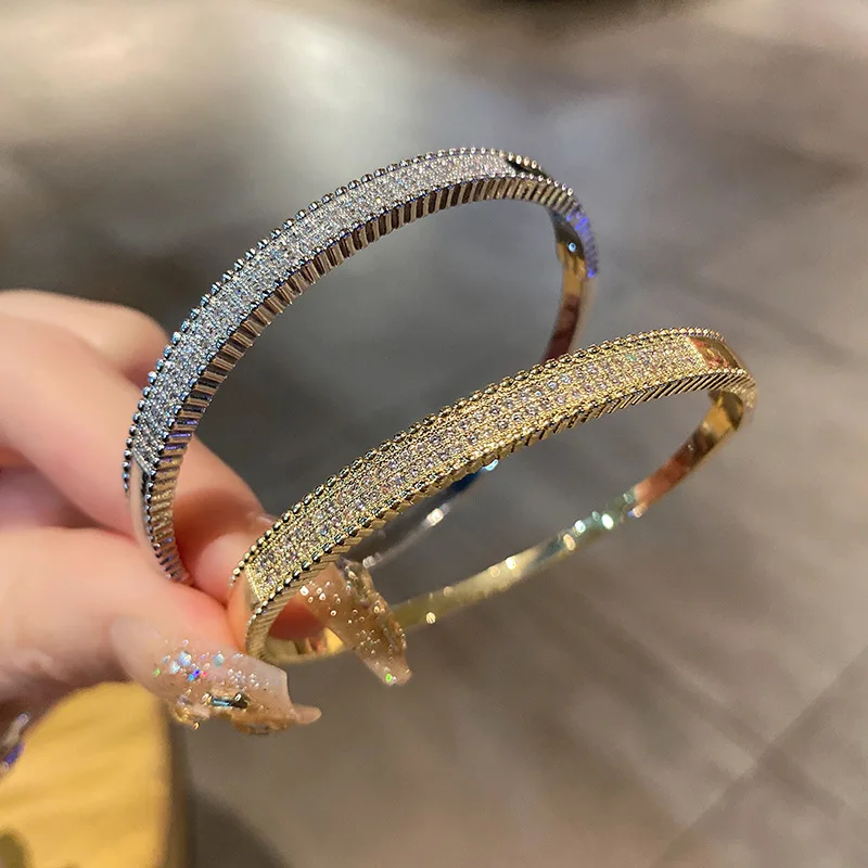 Exquisite Temperament Geometric Gold Silver Color Bangle for Women Minimalist Sweet Bracelet Elegant Ladies Fashion Jewelry 1713
Exquisite Temperament Geometric Gold Silver Color Bangle for Women Minimalist Sweet Bracelet Elegant Ladies Fashion Jewelry 1713