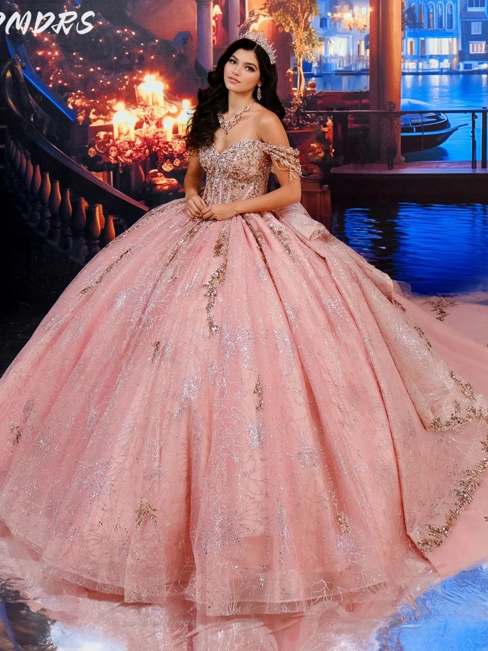 Luxurious Off-shoulder Quinceanera Dress Charming Metal Lace Applique Party Dress Shiny Removable Hem Party Gown 16 Customized
Luxurious Off-shoulder Quinceanera Dress Charming Metal Lace Applique Party Dress Shiny Removable Hem Party Gown 16 Customized