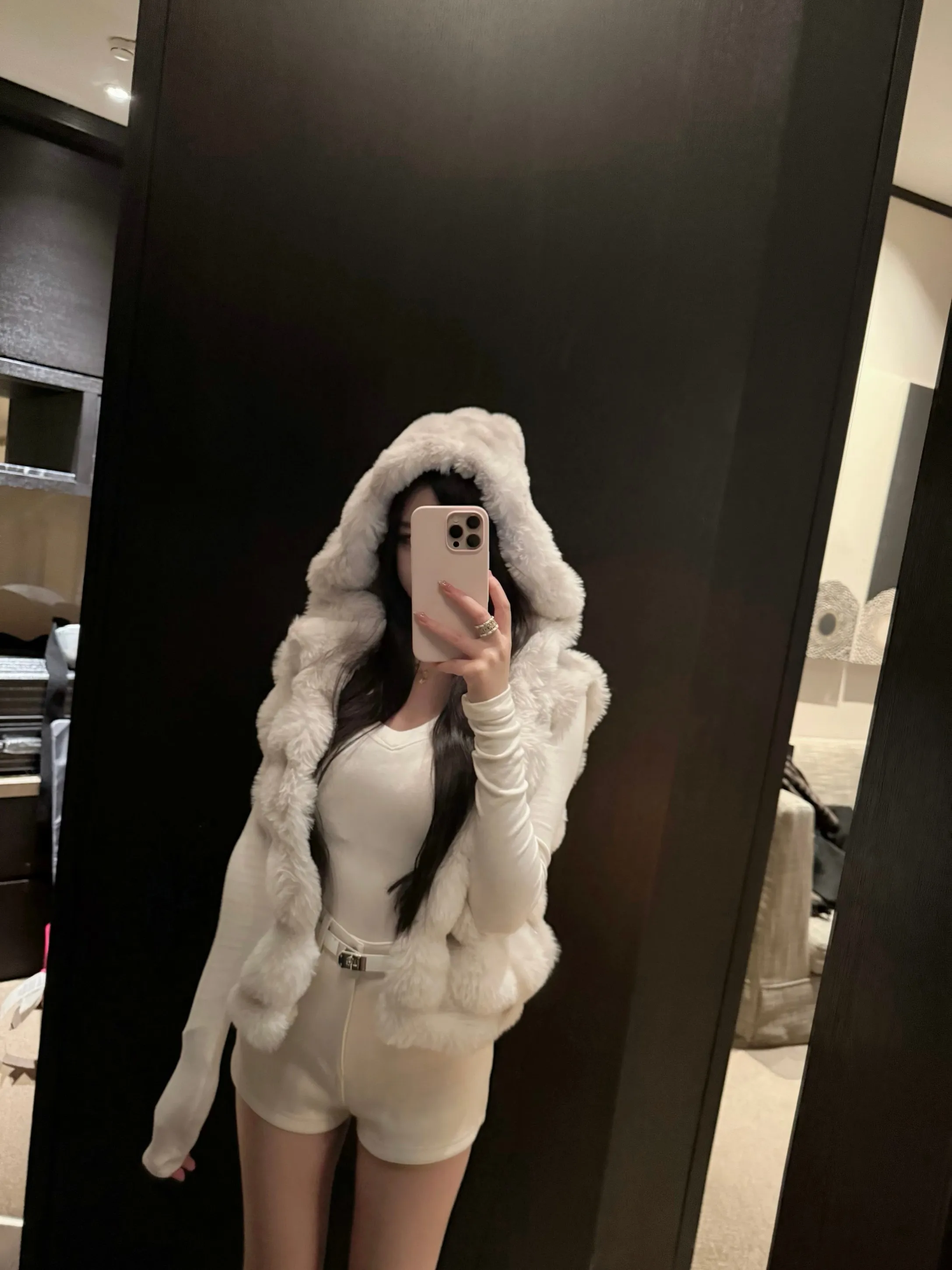 Эксклюзивный белый меховой жилет с капюшоном Tag Episode Chen Faion, женская коллекция, весна 2025, обычная длина
Эксклюзивный белый меховой жилет с капюшоном Tag Episode Chen Faion, женская коллекция, весна 2025, обычная длина