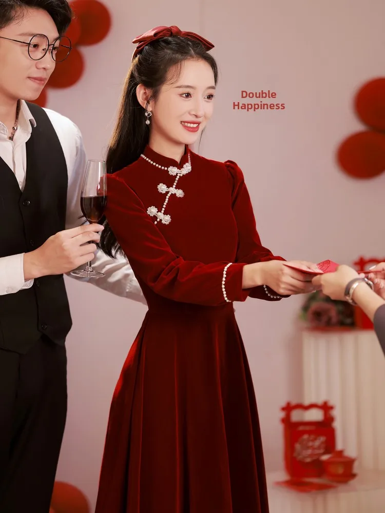 Красное свадебное ципао с длинными рукавами, на молнии, украшенное жемчугом, для китайских новогодних и помолвочных церемоний
Красное свадебное ципао с длинными рукавами, на молнии, украшенное жемчугом, для китайских новогодних и помолвочных церемоний