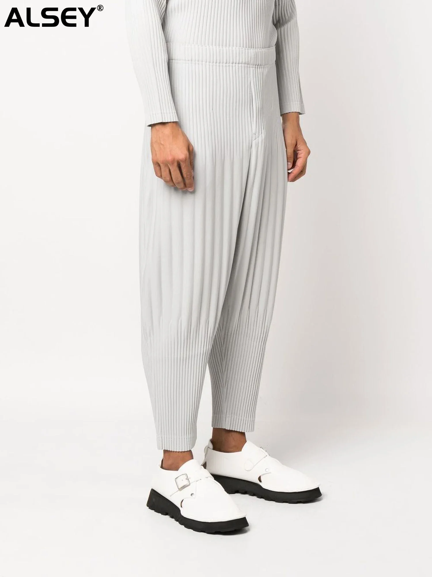 ALSEY Men's Pleated Harem New Pants Casual Wide Leg 2024 Solid Trousers Harajuku Streetwear Joggers for Men Clothing
ALSEY Men's Pleated Harem New Pants Casual Wide Leg 2024 Solid Trousers Harajuku Streetwear Joggers for Men Clothing