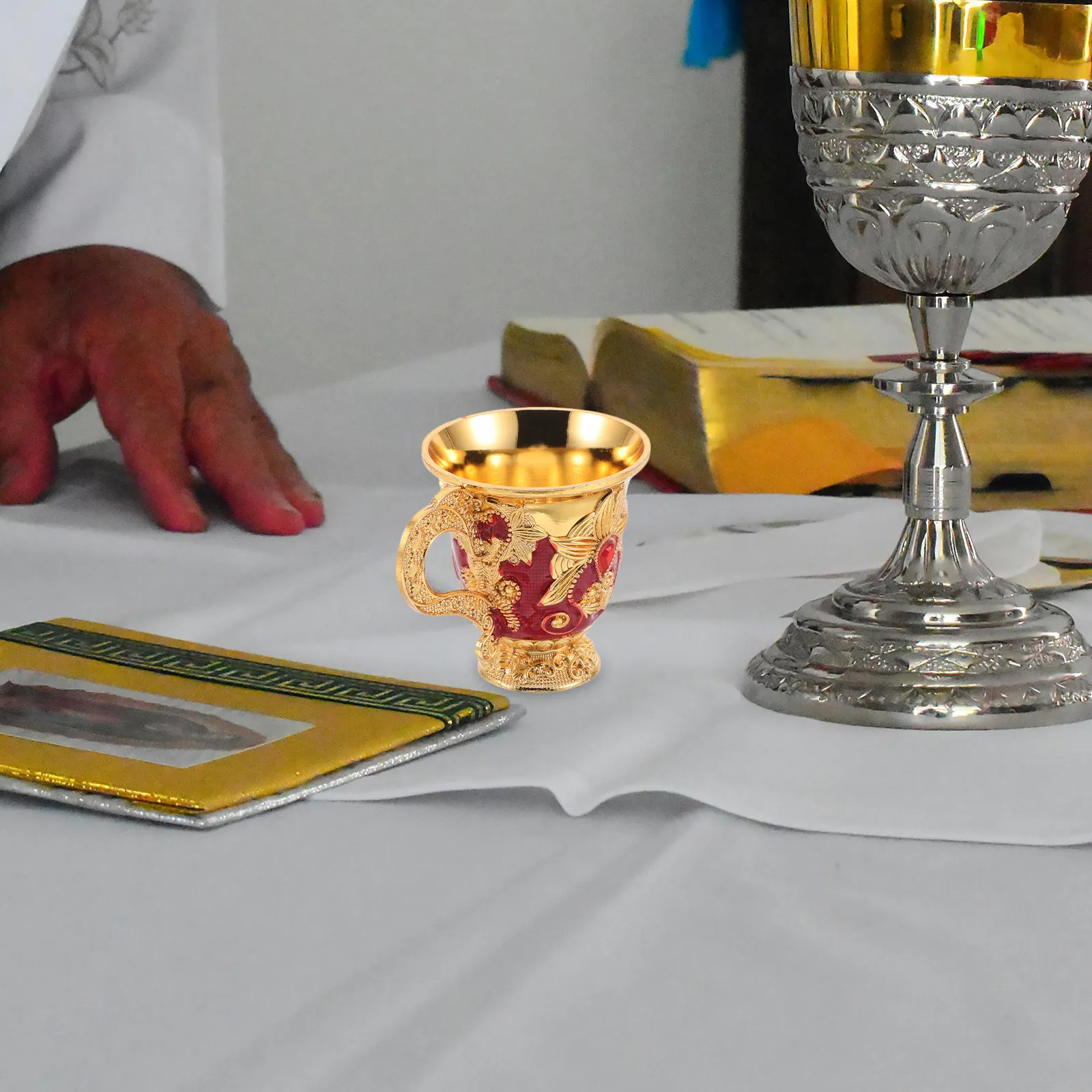 Vintage Zinc Alloy Water Offering Cup Retro Embossed Flower Pattern Elegant Holy Chalice for Ceremony Blessing Tea Wine Rituals
Vintage Zinc Alloy Water Offering Cup Retro Embossed Flower Pattern Elegant Holy Chalice for Ceremony Blessing Tea Wine Rituals