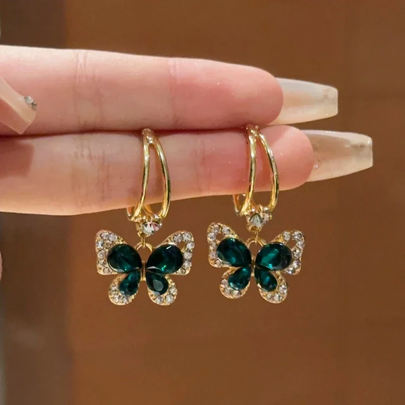 New Green Crystal Butterfly Pendant Gold Color C-shaped Earrings for Women Fashion Retro Elegant Girls Party Trendy Jewelry Gift
New Green Crystal Butterfly Pendant Gold Color C-shaped Earrings for Women Fashion Retro Elegant Girls Party Trendy Jewelry Gift