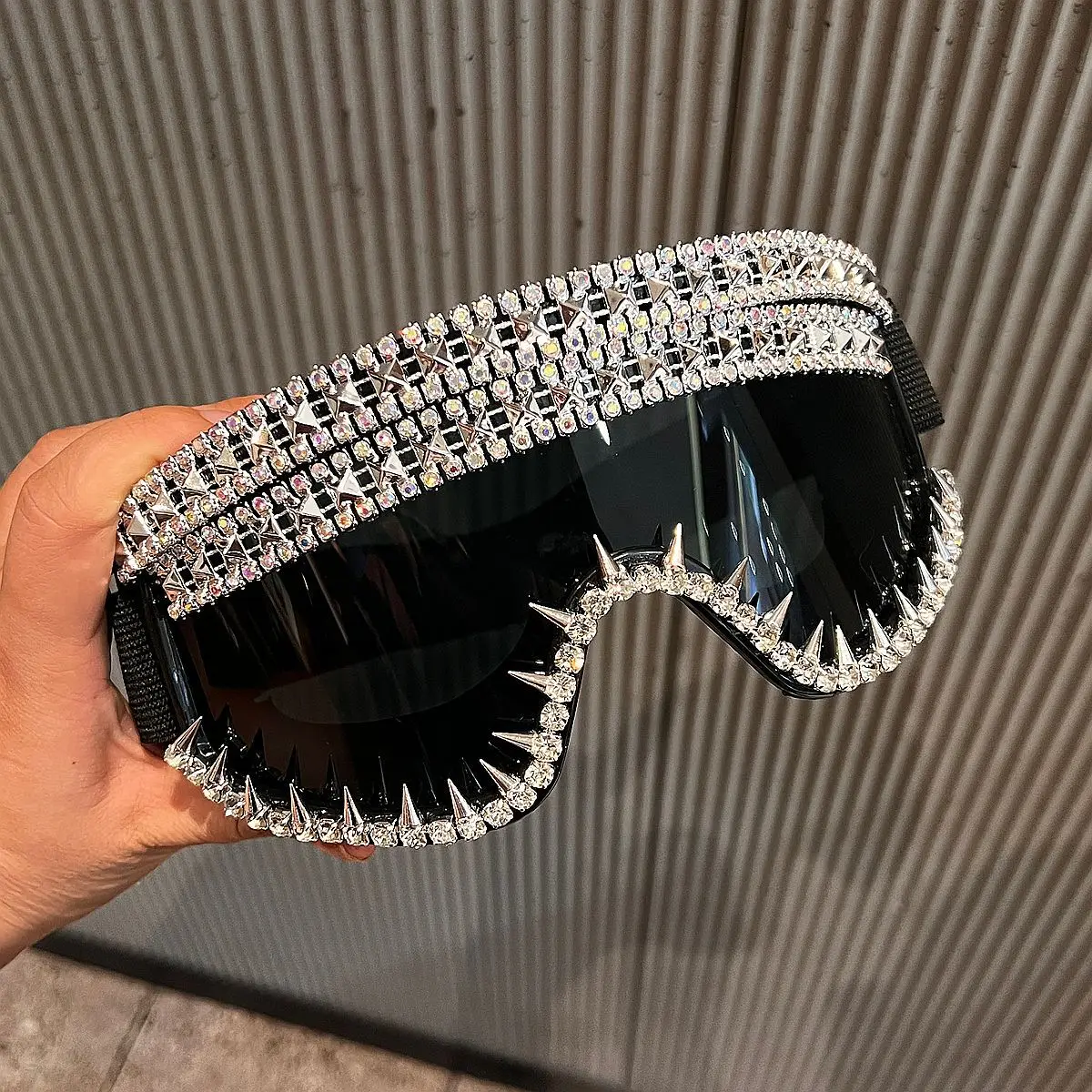 Очки в стиле хип-хоп с шипами для мотоцикла, лыж, защиты от пыли и ветра, большая оправа с мягкой губчатой подкладкой, линзы с защитой от запотевания, 2026
Очки в стиле хип-хоп с шипами для мотоцикла, лыж, защиты от пыли и ветра, большая оправа с мягкой губчатой подкладкой, линзы с защитой от запотевания, 2026