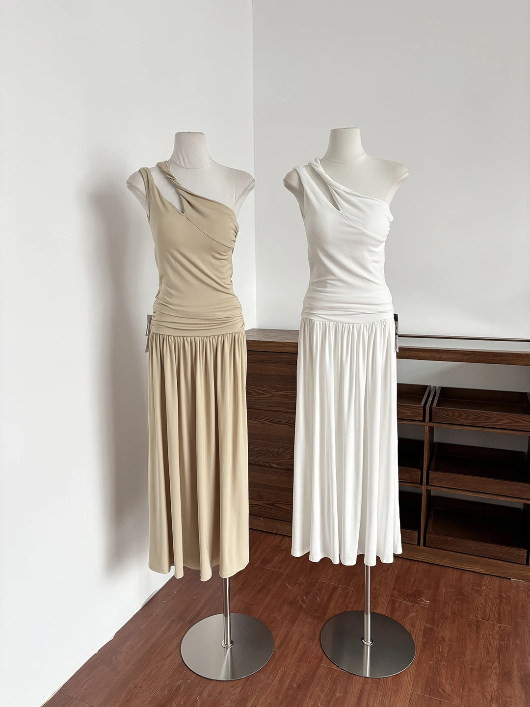 Elegant Slimming Two-Piece Set Women's Summer Vest And High Waist Skirt with Chest Pad Fashionable Knotted Shoulder Design
Elegant Slimming Two-Piece Set Women's Summer Vest And High Waist Skirt with Chest Pad Fashionable Knotted Shoulder Design