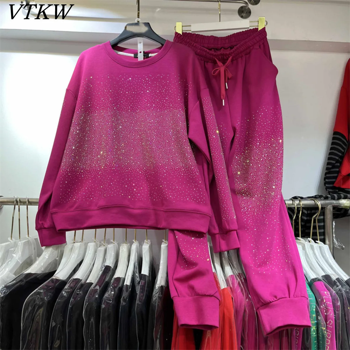 VTKW Women's Solid 2 Piece Set Round Neck Hoodie Drawstring Pants Sequins Decor Casual Designer Autumn Winter 2025 New
VTKW Women's Solid 2 Piece Set Round Neck Hoodie Drawstring Pants Sequins Decor Casual Designer Autumn Winter 2025 New