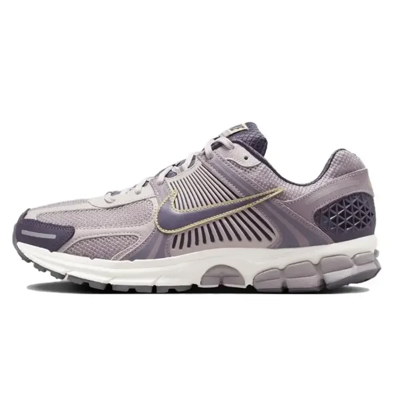 Мужские и женские кроссовки Nike Air Zoom Vomero 5, мягкие, удобные, противоскользящие, износостойкие кроссовки с низким вырезом, фиолетовые
Мужские и женские кроссовки Nike Air Zoom Vomero 5, мягкие, удобные, противоскользящие, износостойкие кроссовки с низким вырезом, фиолетовые