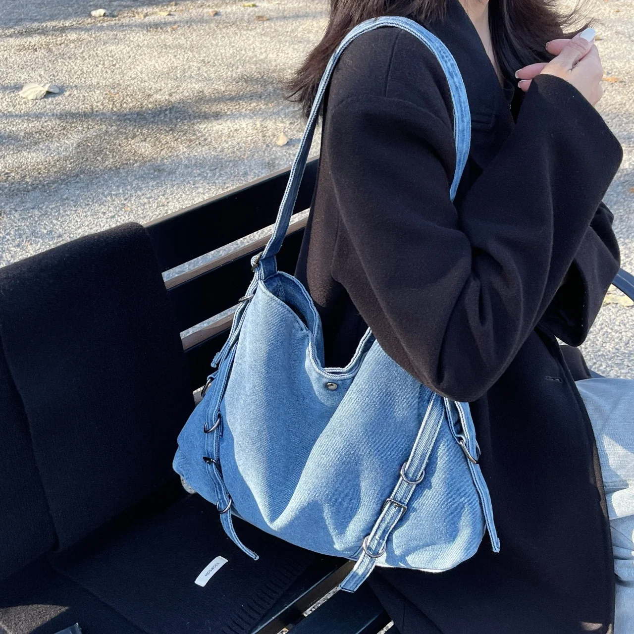 Denim Shoulder Messenger Bag for Women 2025 New Trend Tote Bag Casual Retro Aesthetic Crossbody Bag Belt Large Capacity Handbag
Denim Shoulder Messenger Bag for Women 2025 New Trend Tote Bag Casual Retro Aesthetic Crossbody Bag Belt Large Capacity Handbag