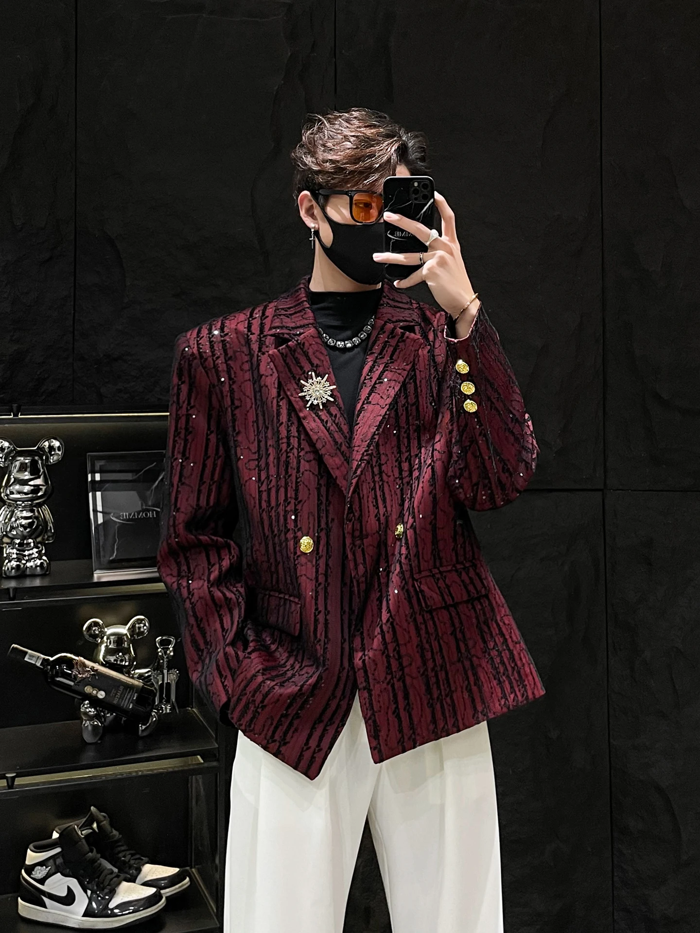 Мужской костюм винного цвета с пайетками, свободный крой, в корейском стиле, повседневный, модный, с металлическим декором, не требует глажки
Мужской костюм винного цвета с пайетками, свободный крой, в корейском стиле, повседневный, модный, с металлическим декором, не требует глажки