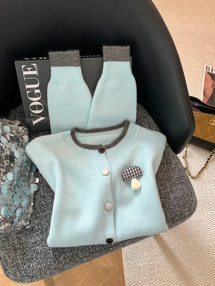 Корейский шикарный женский свободный вязаный кардиган Musoom ape на раннюю зиму, имитация двухслойного свитера, простой дизайн, повседневная одежда
Корейский шикарный женский свободный вязаный кардиган Musoom ape на раннюю зиму, имитация двухслойного свитера, простой дизайн, повседневная одежда