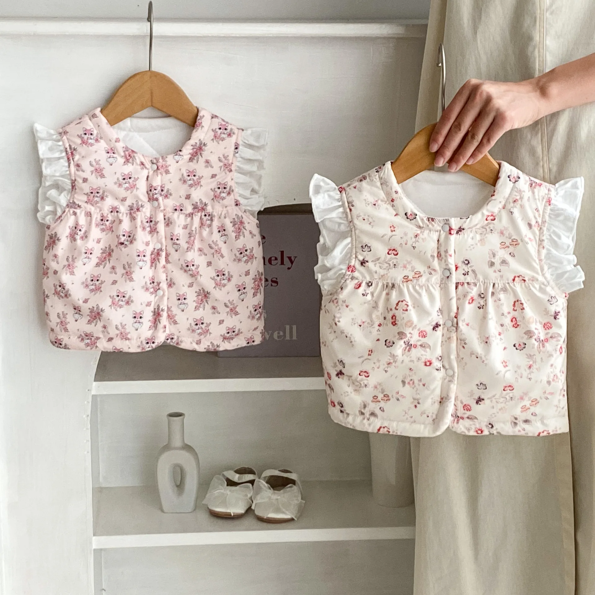 Winter Girl Baby Versatile Thickened Warmth Infant Fashion Print Small Flying Sleeves with Cotton Vest Small Coat
Winter Girl Baby Versatile Thickened Warmth Infant Fashion Print Small Flying Sleeves with Cotton Vest Small Coat