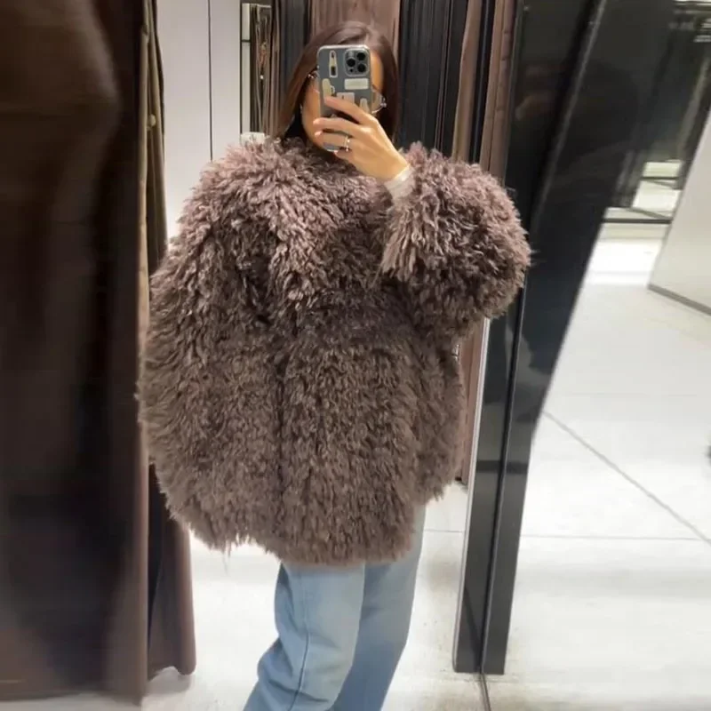Women Brown Curly Faux Fur Coat Elegant Round Neck Full Sleeve Loose Short Furry Coats 2025 Lady Fashion Winter Street Warm Wear
Women Brown Curly Faux Fur Coat Elegant Round Neck Full Sleeve Loose Short Furry Coats 2025 Lady Fashion Winter Street Warm Wear