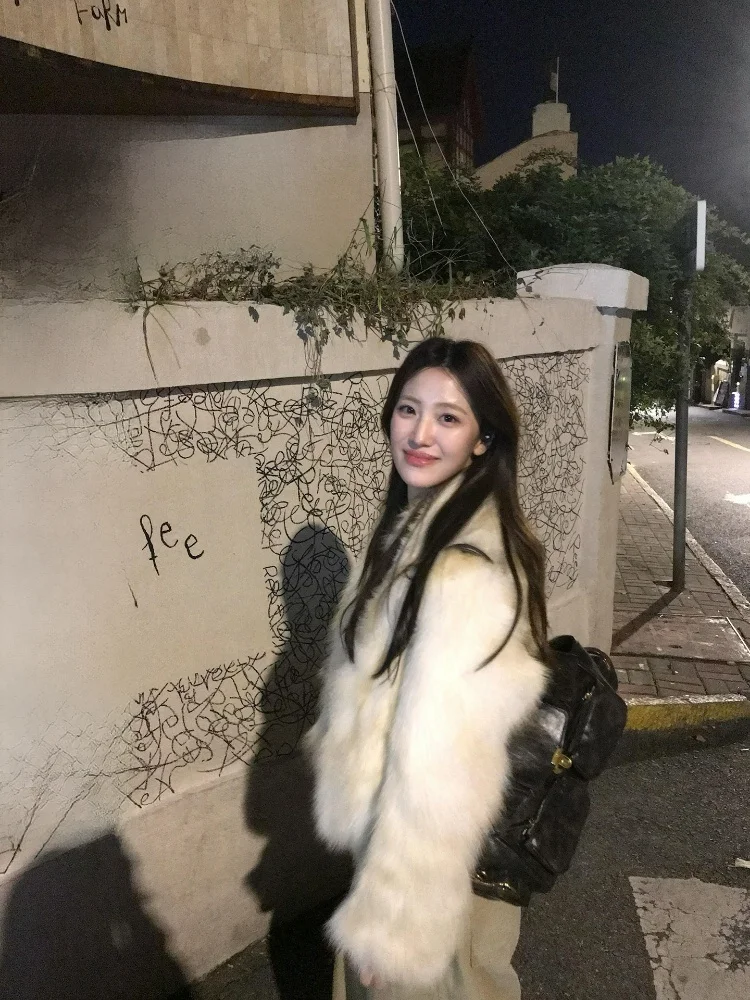 Элегантное женское меховое пальто свободного кроя: новая зимняя модель для комфортного и теплого образа, идеально подходит для повседневной носки
Элегантное женское меховое пальто свободного кроя: новая зимняя модель для комфортного и теплого образа, идеально подходит для повседневной носки