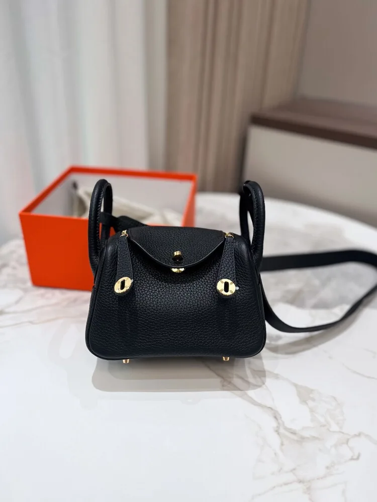 Lindy женская сумка с верхним слоем TC из воловьей кожи из нержавеющей стали, фурнитура на одно плечо, сумка-подушка через плечо, повседневная простая сумка
Lindy женская сумка с верхним слоем TC из воловьей кожи из нержавеющей стали, фурнитура на одно плечо, сумка-подушка через плечо, повседневная простая сумка