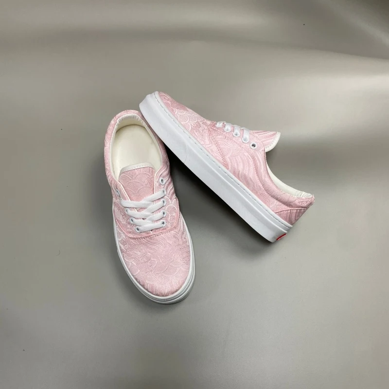 New Chinese style cherry blossom powder dark pattern satin board shoes, low cut breathable casual canvas shoes, gentle temperame
New Chinese style cherry blossom powder dark pattern satin board shoes, low cut breathable casual canvas shoes, gentle temperame