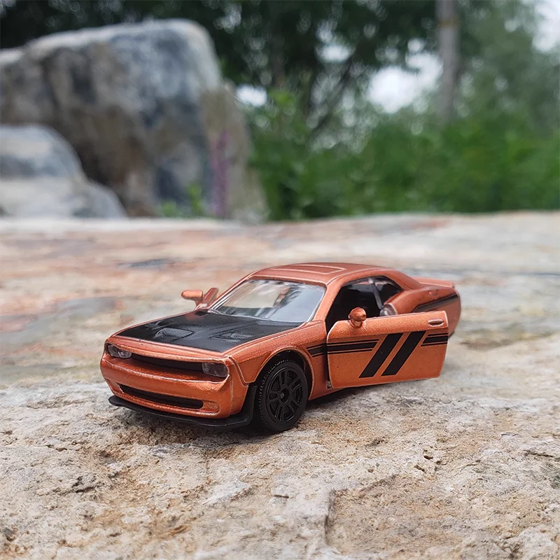Diecast 1: 64 Scale Dodge Hellcat Challenger SRT Sports Car Simulation Alloy Car Model Decoration Collection Display Toys 
Diecast 1: 64 Scale Dodge Hellcat Challenger SRT Sports Car Simulation Alloy Car Model Decoration Collection Display Toys
