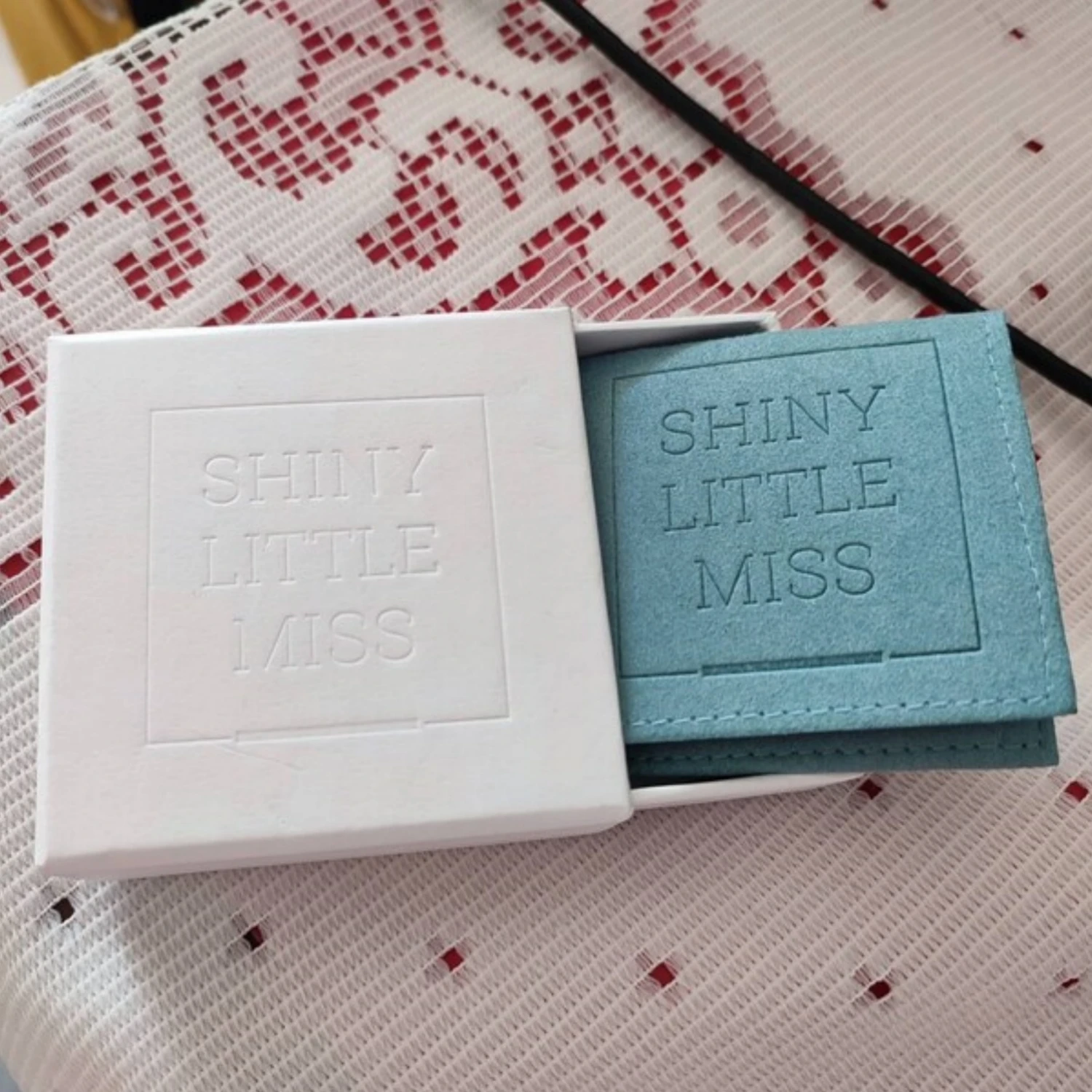 Картонная коробка с мешочком для ювелирных изделий из микрофибры, подарочный ящик для упаковки, индивидуальный логотип, свадьба, день рождения, душ, 20 шт.
Картонная коробка с мешочком для ювелирных изделий из микрофибры, подарочный ящик для упаковки, индивидуальный логотип, свадьба, день рождения, душ, 20 шт.