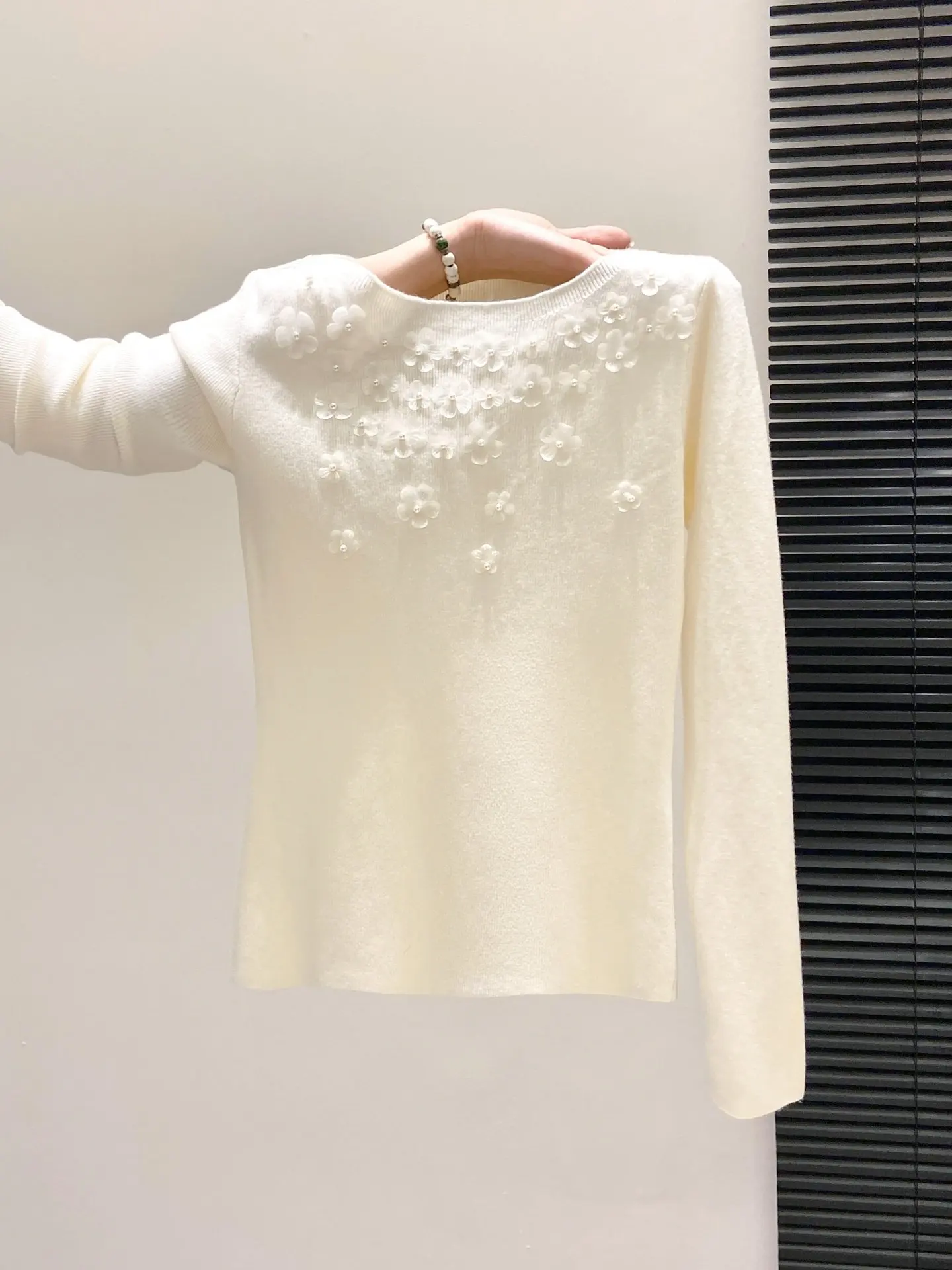 Women's Knitted Slim Fit Sweater Winter New Style Floral Bead Embellishment Soft Commute Style Long Sleeve Top Base Shirt
Women's Knitted Slim Fit Sweater Winter New Style Floral Bead Embellishment Soft Commute Style Long Sleeve Top Base Shirt