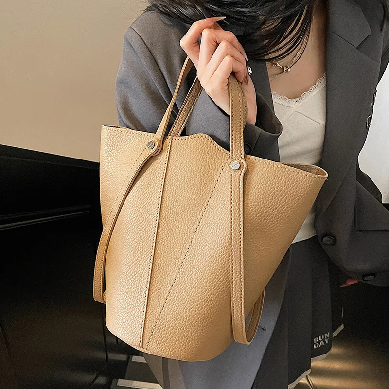 Bucket Bag for Women 2025 Crossbody Shoulder Bags Totes Fashion Trending Brand Luxury Designer Women Bags Female Handbags Solid
Bucket Bag for Women 2025 Crossbody Shoulder Bags Totes Fashion Trending Brand Luxury Designer Women Bags Female Handbags Solid