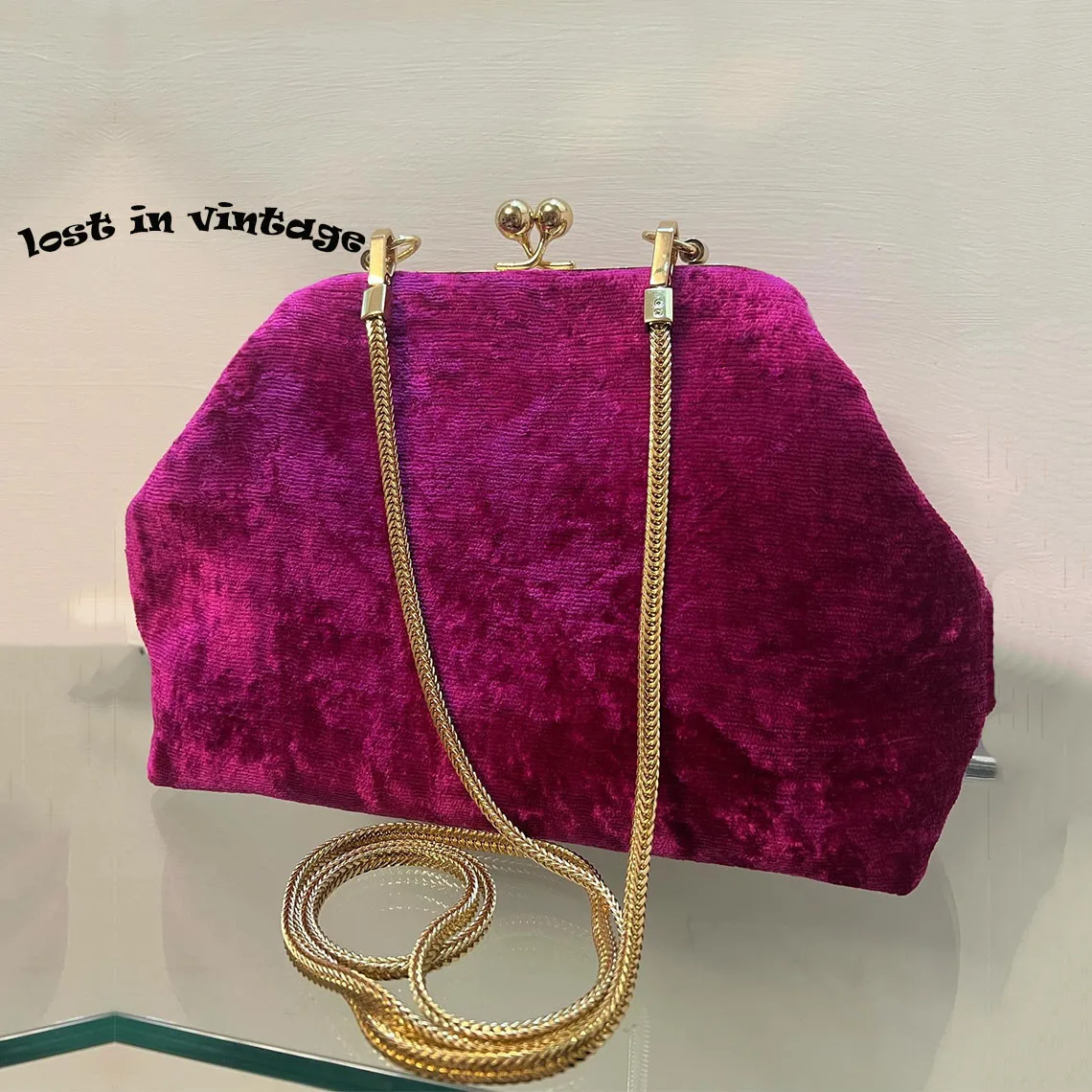 Lost in Vinatge Clicclac Bag Shiny Velvet Snap Clasp Ball Kiss Lock Metal Frame Antique Purse Gold Evening Clutch 32x25x10 cm
Lost in Vinatge Clicclac Bag Shiny Velvet Snap Clasp Ball Kiss Lock Metal Frame Antique Purse Gold Evening Clutch 32x25x10 cm