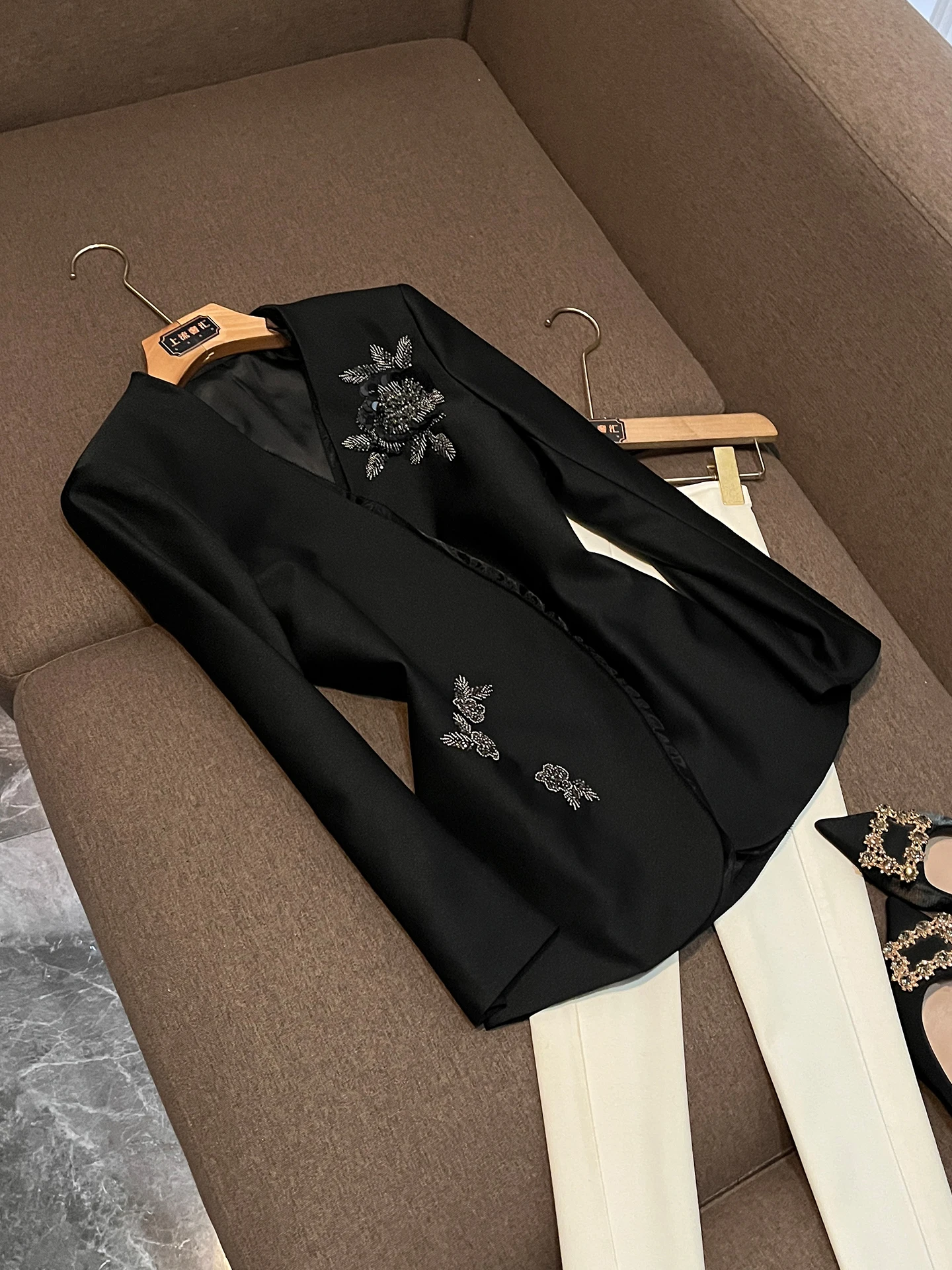 Элегантный черный женский костюм с длинным рукавом и V-образным вырезом, с роскошной отделкой, модный, новинка 2026 года, полиэстер, P131
Элегантный черный женский костюм с длинным рукавом и V-образным вырезом, с роскошной отделкой, модный, новинка 2026 года, полиэстер, P131