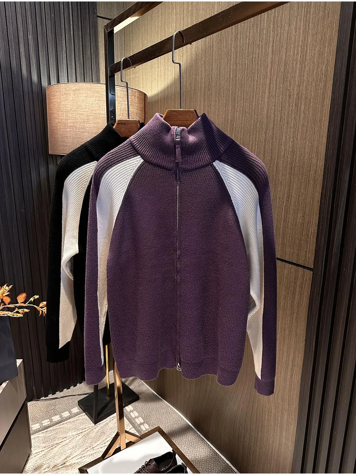 Модный мужской кардиган с цветными блоками, вязаный, утепленный, с воротником-стойкой, для повседневной носки осенью и зимой
Модный мужской кардиган с цветными блоками, вязаный, утепленный, с воротником-стойкой, для повседневной носки осенью и зимой