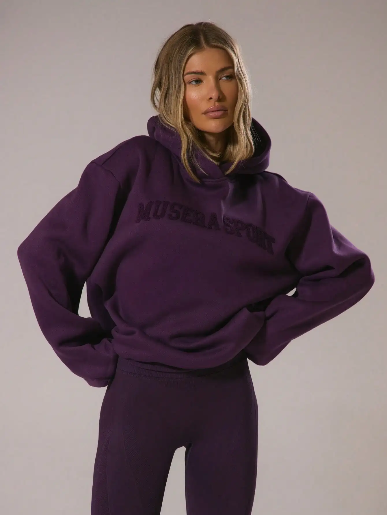 Женская спортивная толстовка оверсайз с вышивкой - фиолетовая, свободного кроя
Женская спортивная толстовка оверсайз с вышивкой - фиолетовая, свободного кроя