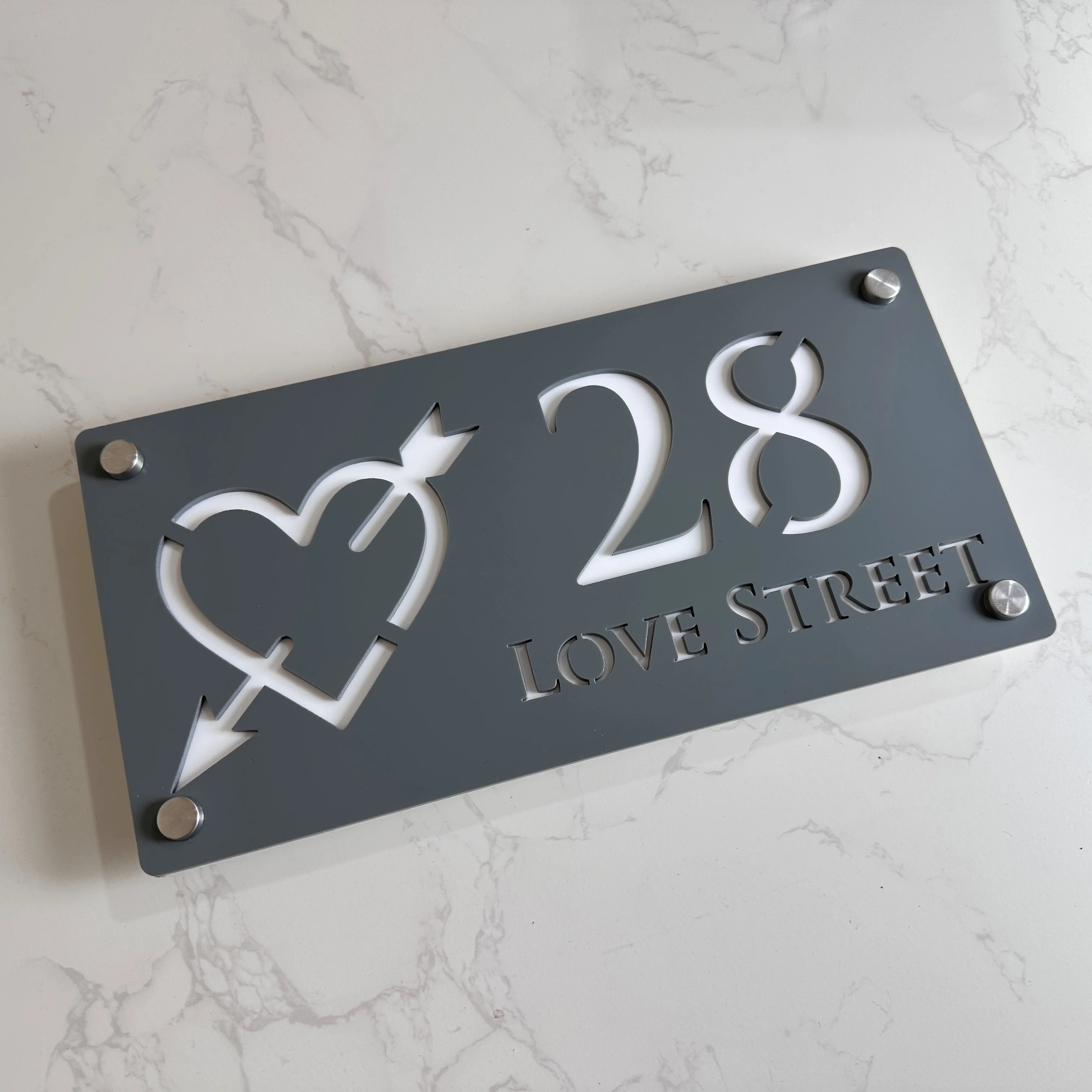 Персонализированная акриловая табличка с номером дома и логотипом в виде сердца, гравировка лазером, водонепроницаемая, для наружного использования, для дома.
Персонализированная акриловая табличка с номером дома и логотипом в виде сердца, гравировка лазером, водонепроницаемая, для наружного использования, для дома.