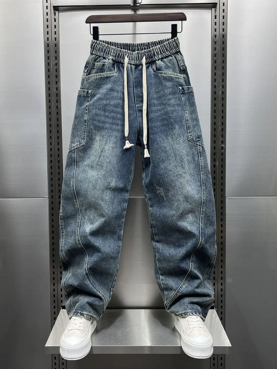 Модные американские джинсы прямого кроя для мужчин, свободные, больших размеров, в стиле ретро, повседневные брюки, молодежные, износостойкие, длинные джинсы
Модные американские джинсы прямого кроя для мужчин, свободные, больших размеров, в стиле ретро, повседневные брюки, молодежные, износостойкие, длинные джинсы