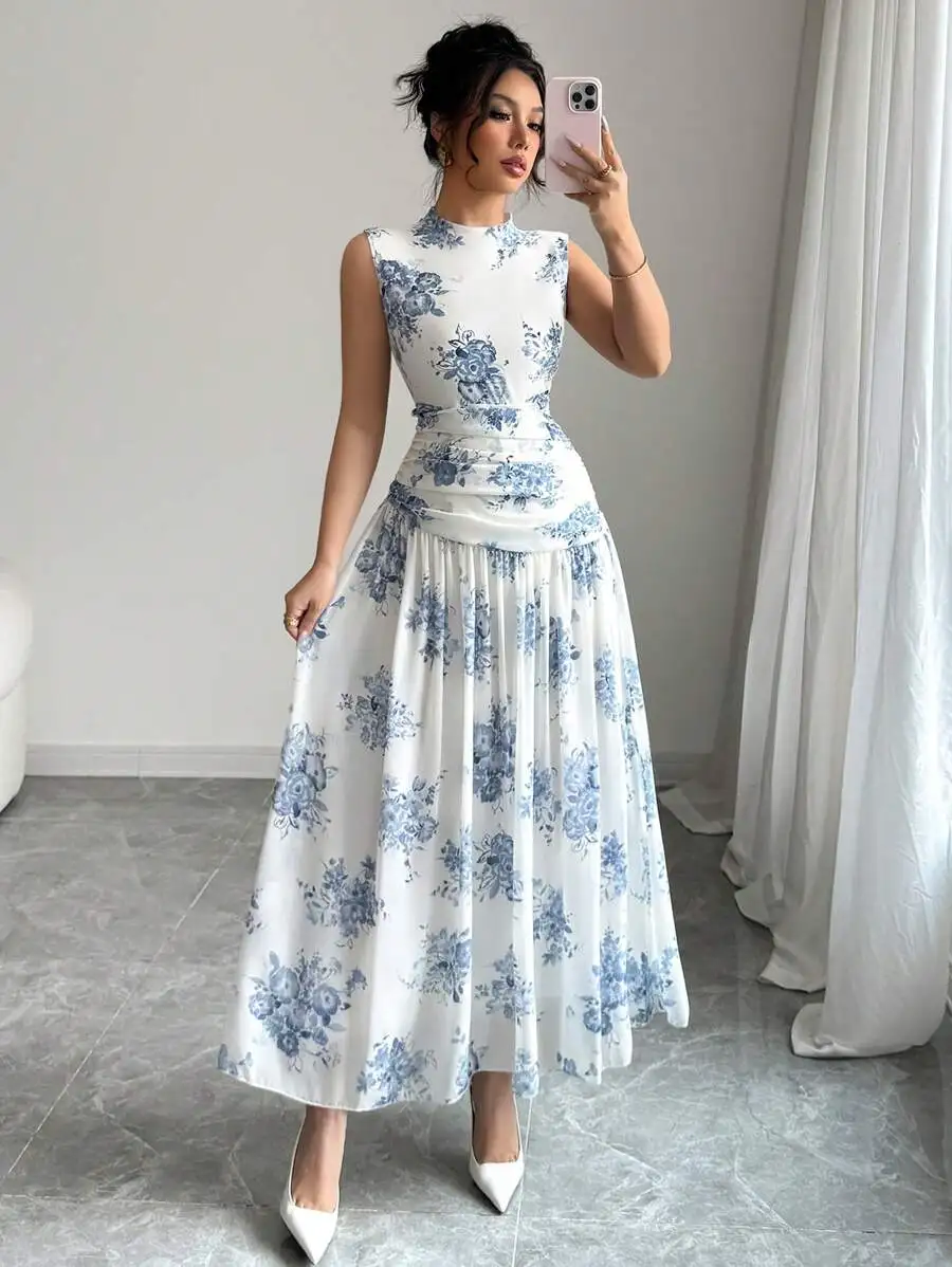 Женское синее платье миди без рукавов с цветочным принтом и высоким воротником
Женское синее платье миди без рукавов с цветочным принтом и высоким воротником