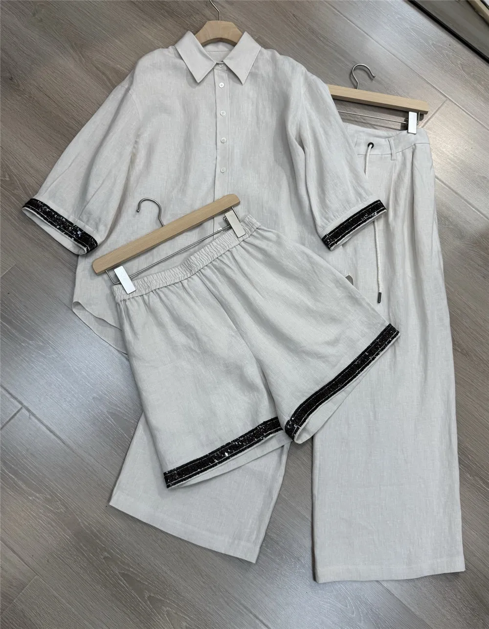 Women's 3-Piece Set: Linen Collared Shirt (with Sequined Beaded Cuffs)/ Wide-Leg Trousers/ Shorts Suit
Women's 3-Piece Set: Linen Collared Shirt (with Sequined Beaded Cuffs)/ Wide-Leg Trousers/ Shorts Suit