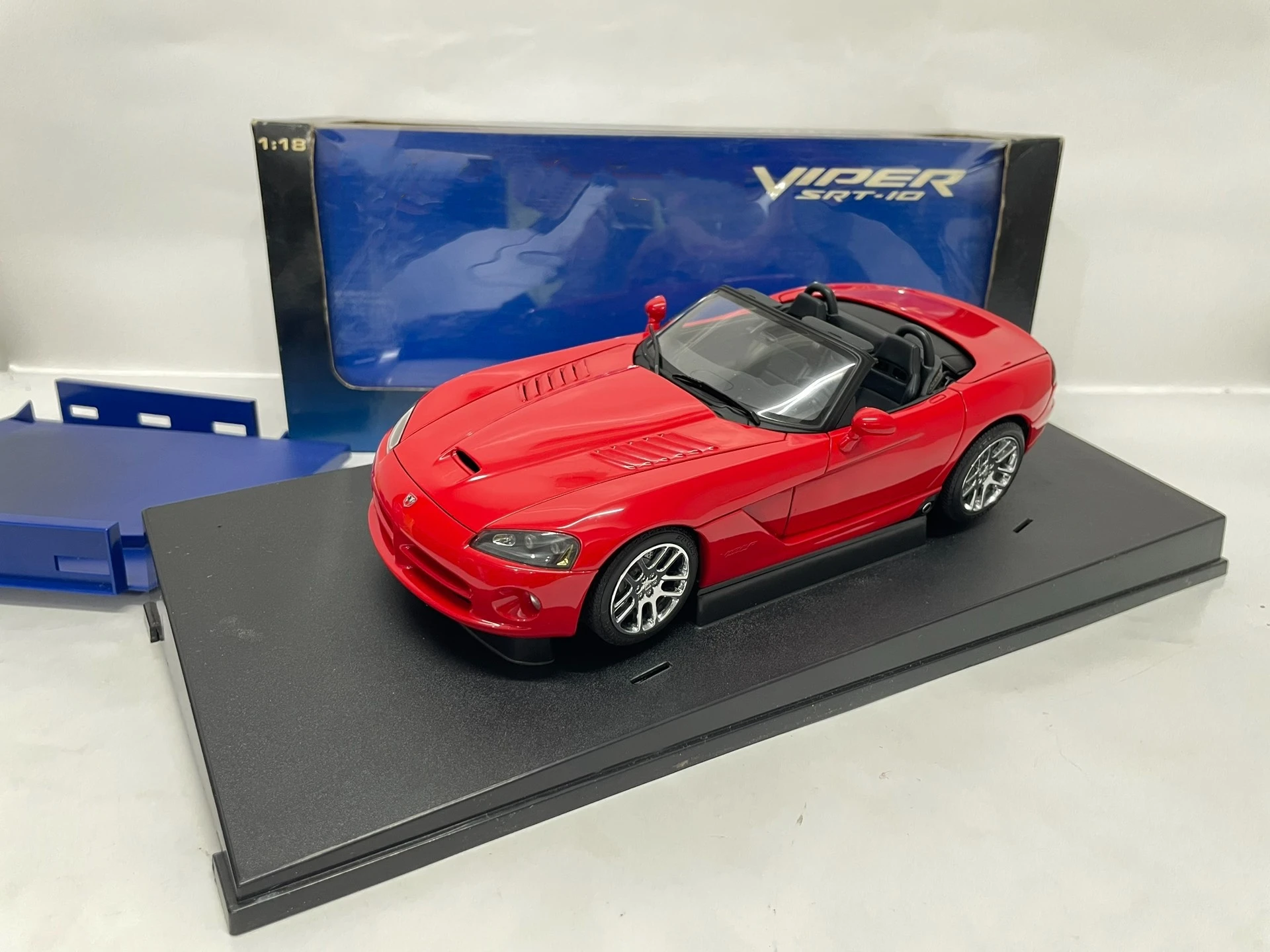 Autoart 1:18 Viper 2003, красная имитация, ограниченная серия, все открытые металлические статические модели автомобиля из сплава, игрушка в подарок
Autoart 1:18 Viper 2003, красная имитация, ограниченная серия, все открытые металлические статические модели автомобиля из сплава, игрушка в подарок