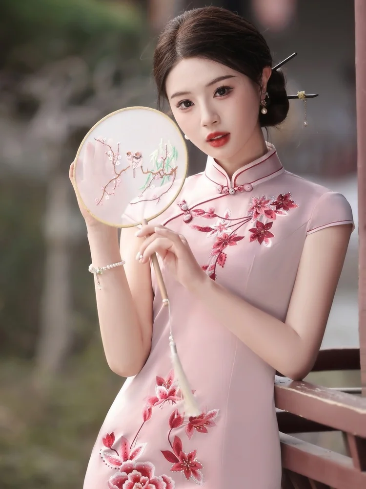 Новое китайское модное платье-ципао Ele Long Pink Qipao для молодых женщин, высококачественное, с коротким рукавом, для повседневной носки, из полиэфирного волокна
Новое китайское модное платье-ципао Ele Long Pink Qipao для молодых женщин, высококачественное, с коротким рукавом, для повседневной носки, из полиэфирного волокна