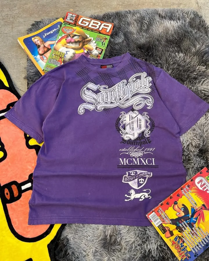 Фиолетовая футболка с графическим принтом Southpole, мужские винтажные топы в острым стиле, американская уличная одежда в стиле хип-хоп, женская футболка с короткими рукавами
Фиолетовая футболка с графическим принтом Southpole, мужские винтажные топы в острым стиле, американская уличная одежда в стиле хип-хоп, женская футболка с короткими рукавами