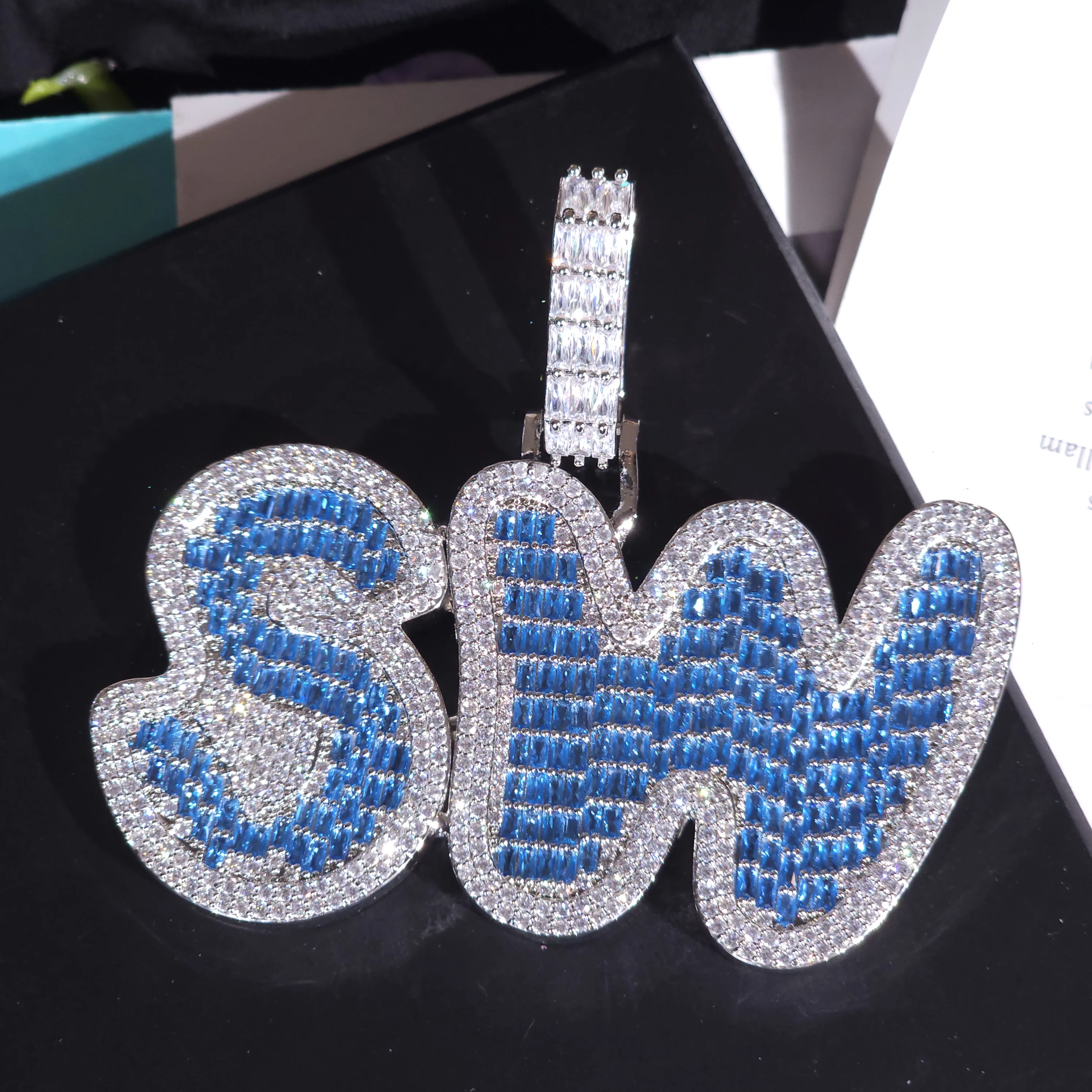 Custom Blue Zircon Baguettecz Name Necklace Iced Out Letter Pendant With 15mm Cuban Chain For Men Women Hip Hop Jewelry For Gift
Custom Blue Zircon Baguettecz Name Necklace Iced Out Letter Pendant With 15mm Cuban Chain For Men Women Hip Hop Jewelry For Gift
