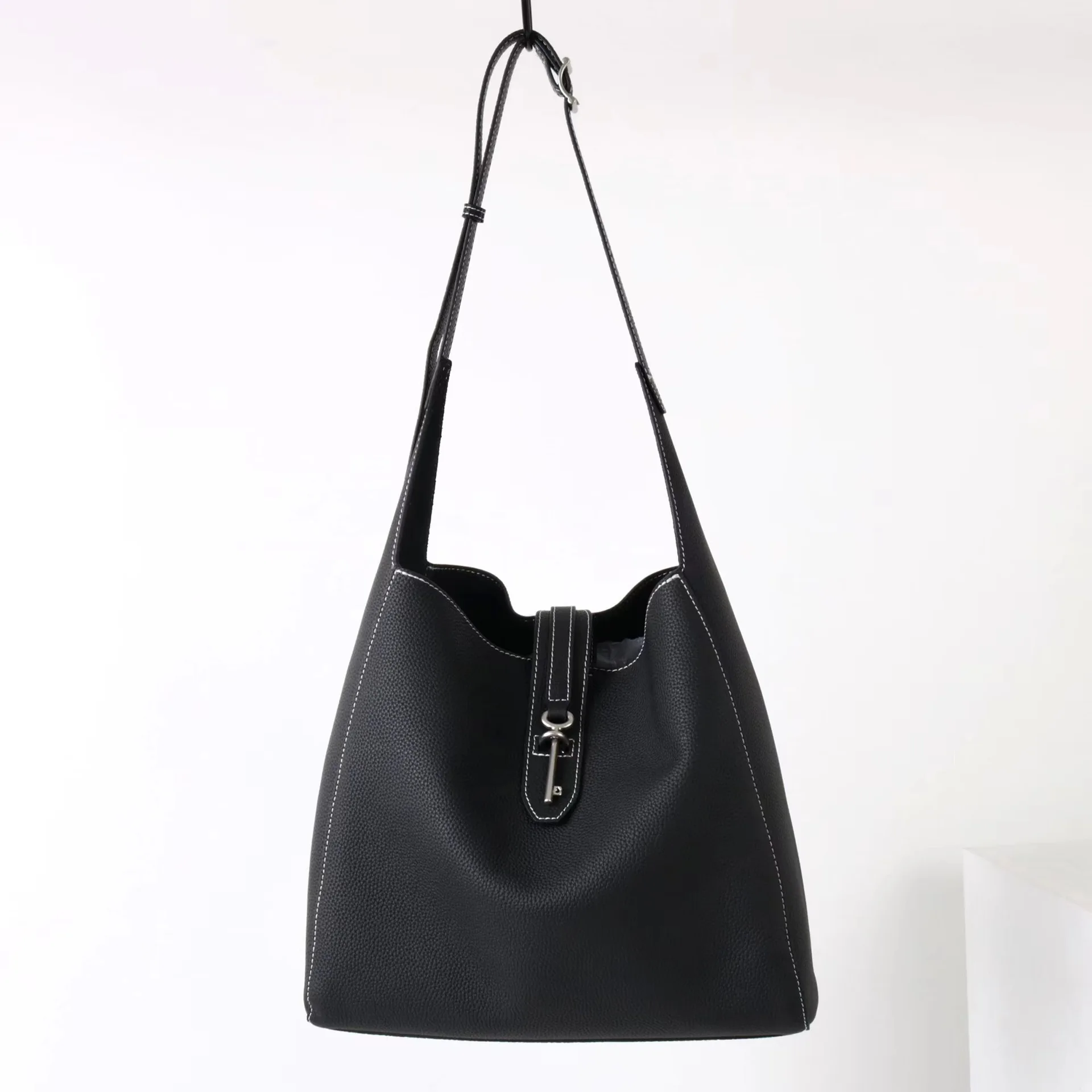 Cowhide leather underarm bag 2025 new niche design loose large capacity bucket bag for women vintage one-shoulder crossbody bag
Cowhide leather underarm bag 2025 new niche design loose large capacity bucket bag for women vintage one-shoulder crossbody bag