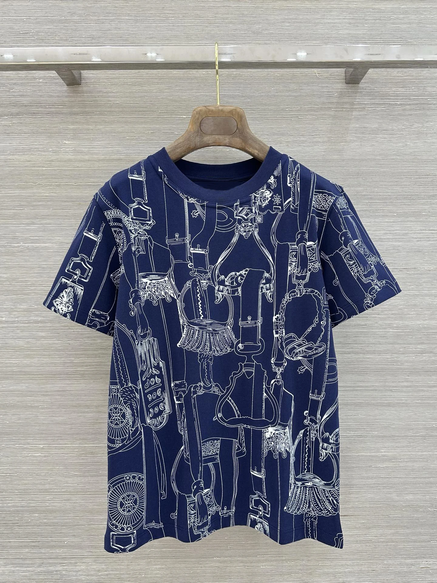 2026 New Summer Women 100% Cotton Luxury Vintage Sketch Saddle Buckle Print Crew Neck Short Sleeve Loose Casual Tee Tops
2026 New Summer Women 100% Cotton Luxury Vintage Sketch Saddle Buckle Print Crew Neck Short Sleeve Loose Casual Tee Tops