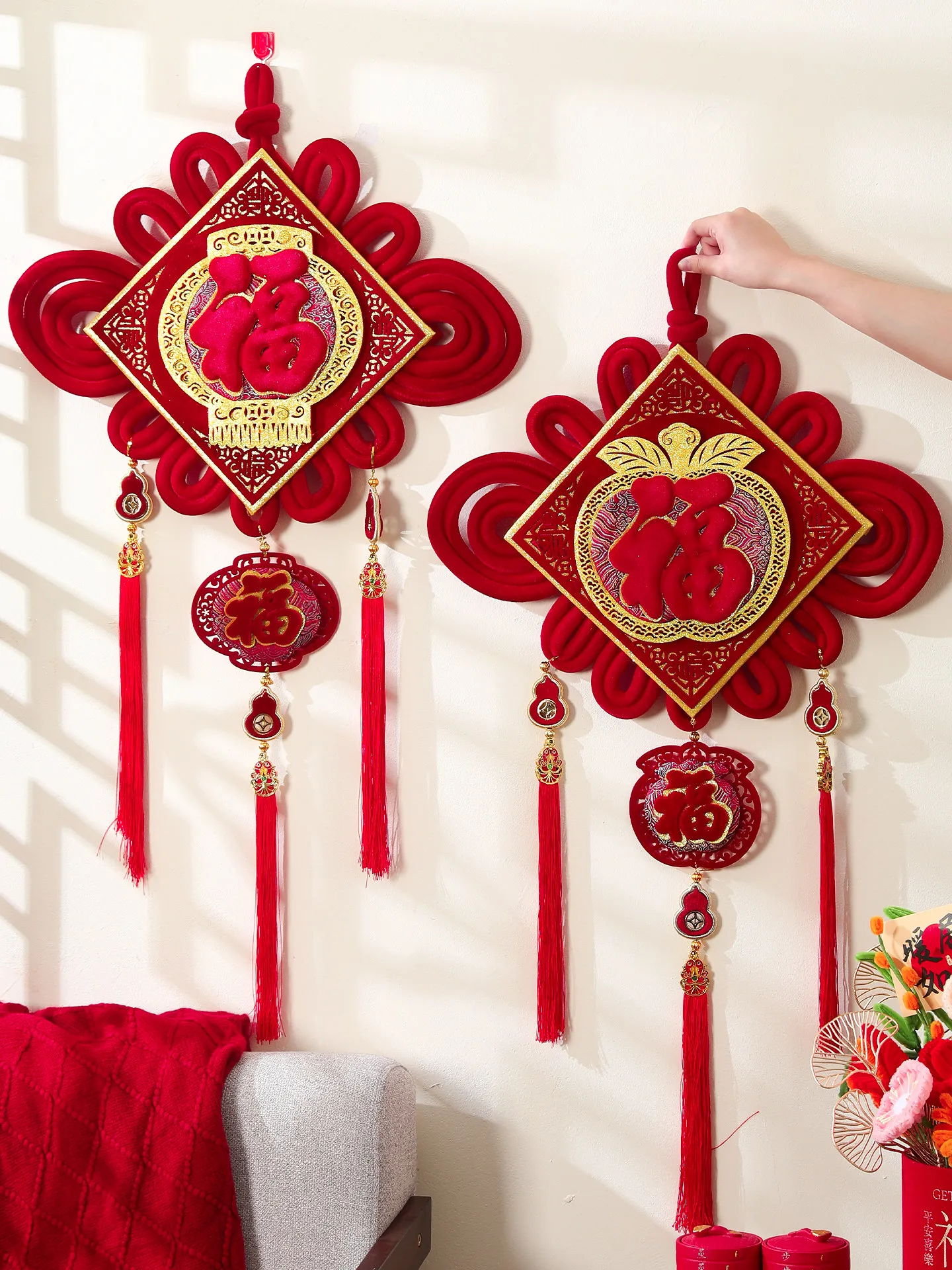 Красный кулон с китайским узлом и новогодним благословением
Красный кулон с китайским узлом и новогодним благословением