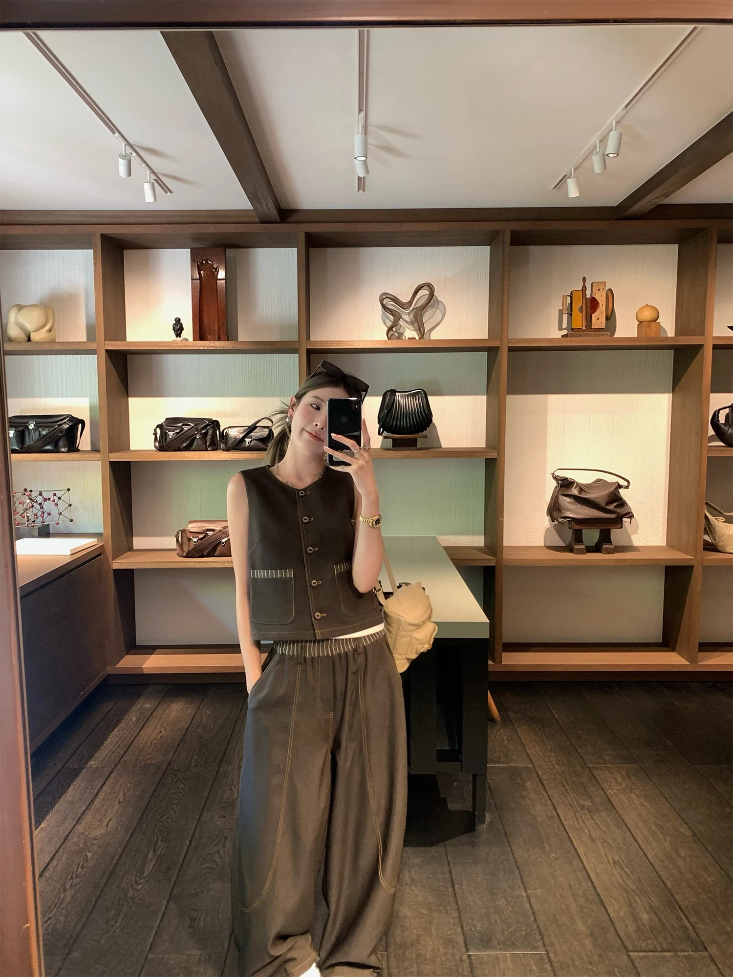 Коричневый круглый жилет-трансформер PPLAND: модный женский комплект с коротким рукавом на пуговицах для осеннего повседневного образа
Коричневый круглый жилет-трансформер PPLAND: модный женский комплект с коротким рукавом на пуговицах для осеннего повседневного образа