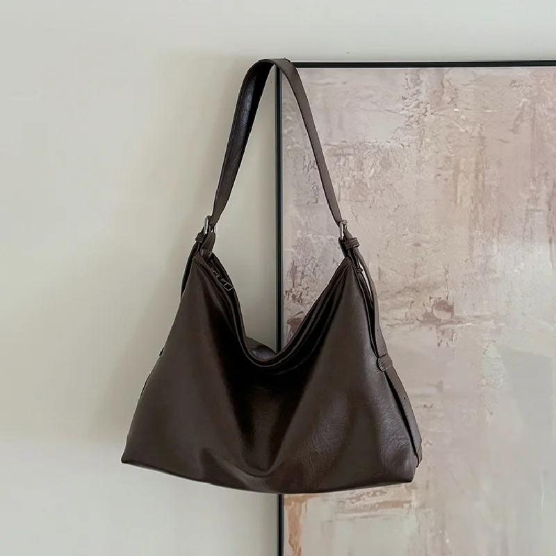 Simple Stylish Soft Leather Shoulder Bag Women Versatile Large-capacity Fashionable Retro Commuter Crossbody Shoulder Bag
Simple Stylish Soft Leather Shoulder Bag Women Versatile Large-capacity Fashionable Retro Commuter Crossbody Shoulder Bag